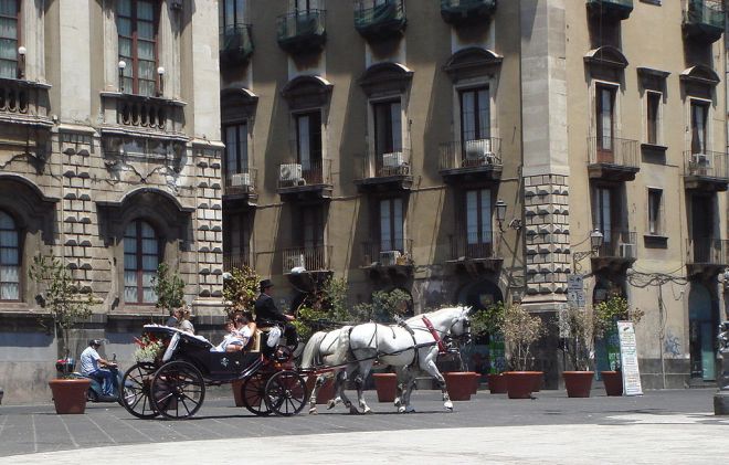 Wedding in Catania, "Carrozza in Piazza Duomo" by Giovanni dall'Orto (photo from Wikimedia Commons)